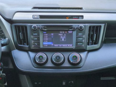 Used 2018 Toyota RAV4 LE FWD image 17