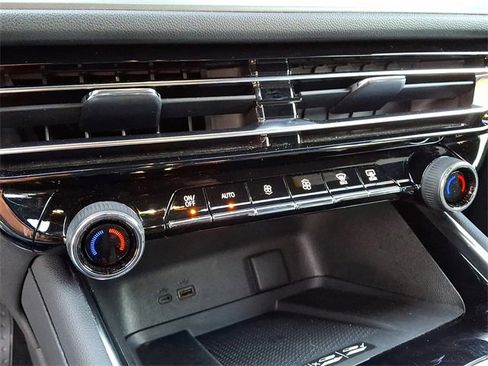 Used 2024 Chevrolet Traverse LT image 17