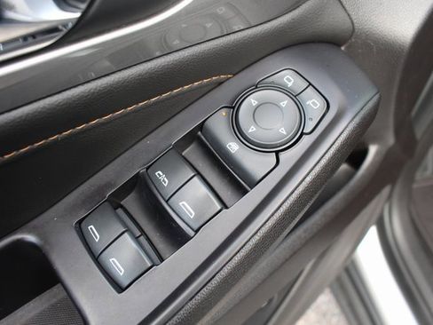 Used 2020 Chevrolet Traverse LT image 11