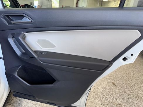 Used 2019 Volkswagen Tiguan SE w/ Panoramic Sunroof Package image 40