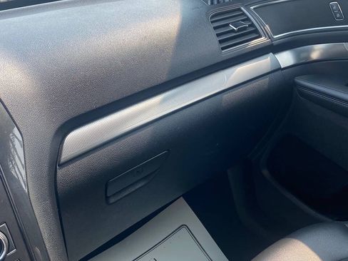 Used 2019 Ford Explorer XLT w/ Equipment Group 202A AWD/4WD image 43