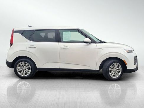 Used 2022 Kia Soul LX image 3