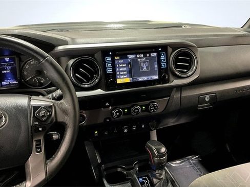 Used 2018 Toyota Tacoma TRD Sport image 6