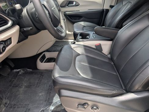 Used 2023 Chrysler Pacifica Touring-L FWD image 8