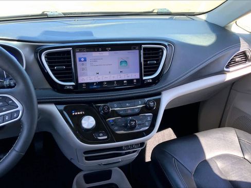 Used 2022 Chrysler Pacifica Touring-L image 7