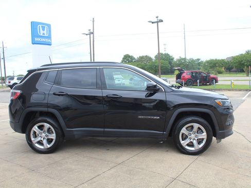 Used 2024 Jeep Compass Latitude w/ Altitude Special Edition AWD/4WD image 4