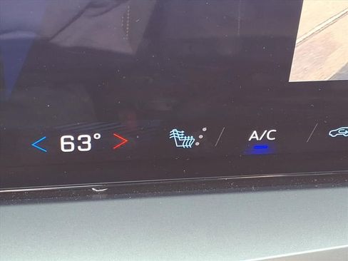 Used 2025 Chevrolet Traverse LT image 13