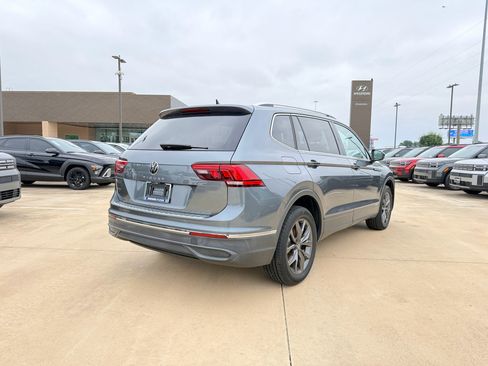 Used 2022 Volkswagen Tiguan SE FWD image 5