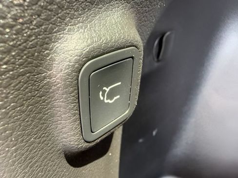 Used 2019 Jeep Cherokee Limited AWD/4WD image 10