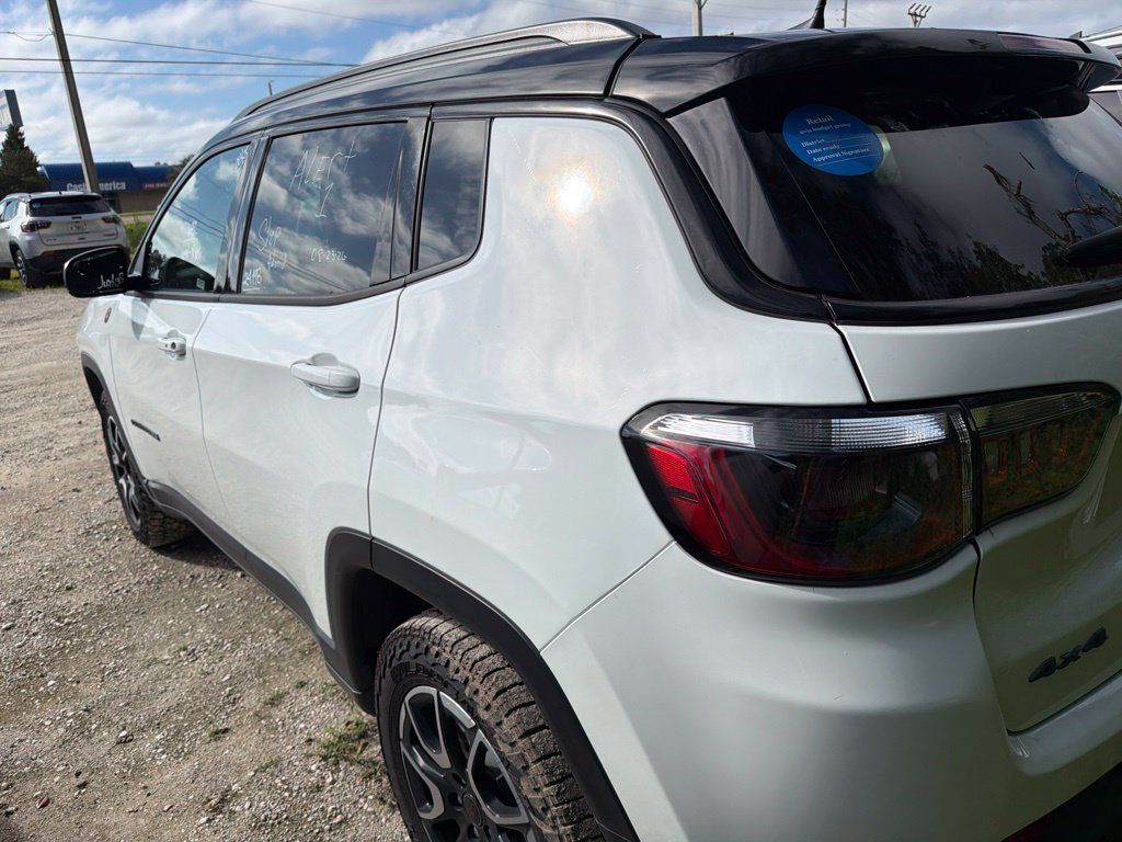 Used 2025 Jeep Compass Trailhawk AWD/4WD image 7