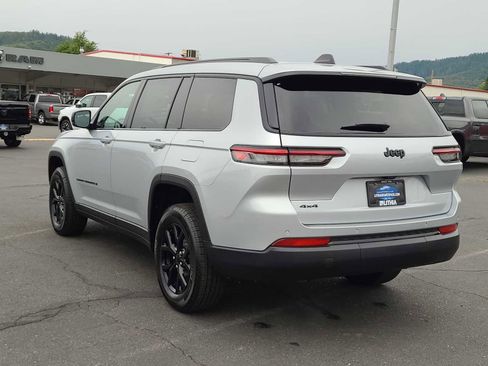 New 2025 Jeep Grand Cherokee L Altitude image 12