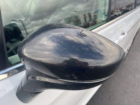 Used 2024 Chrysler Pacifica Touring-L image 14