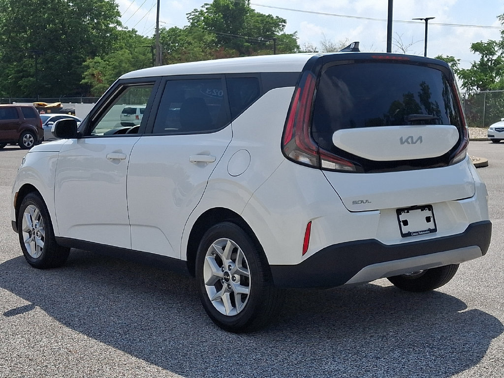 Used 2023 Kia Soul LX w/ LX Technology Package FWD image 7