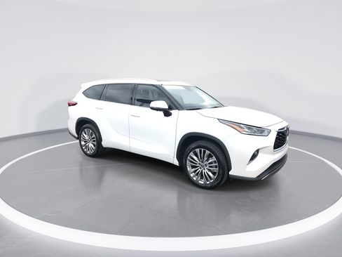 Used 2023 Toyota Highlander Platinum image 2