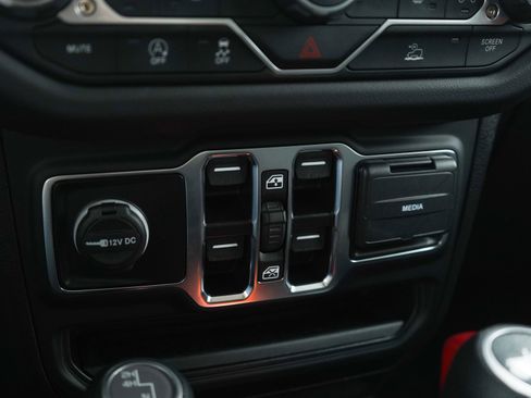 Used 2025 Jeep Wrangler Sahara image 23