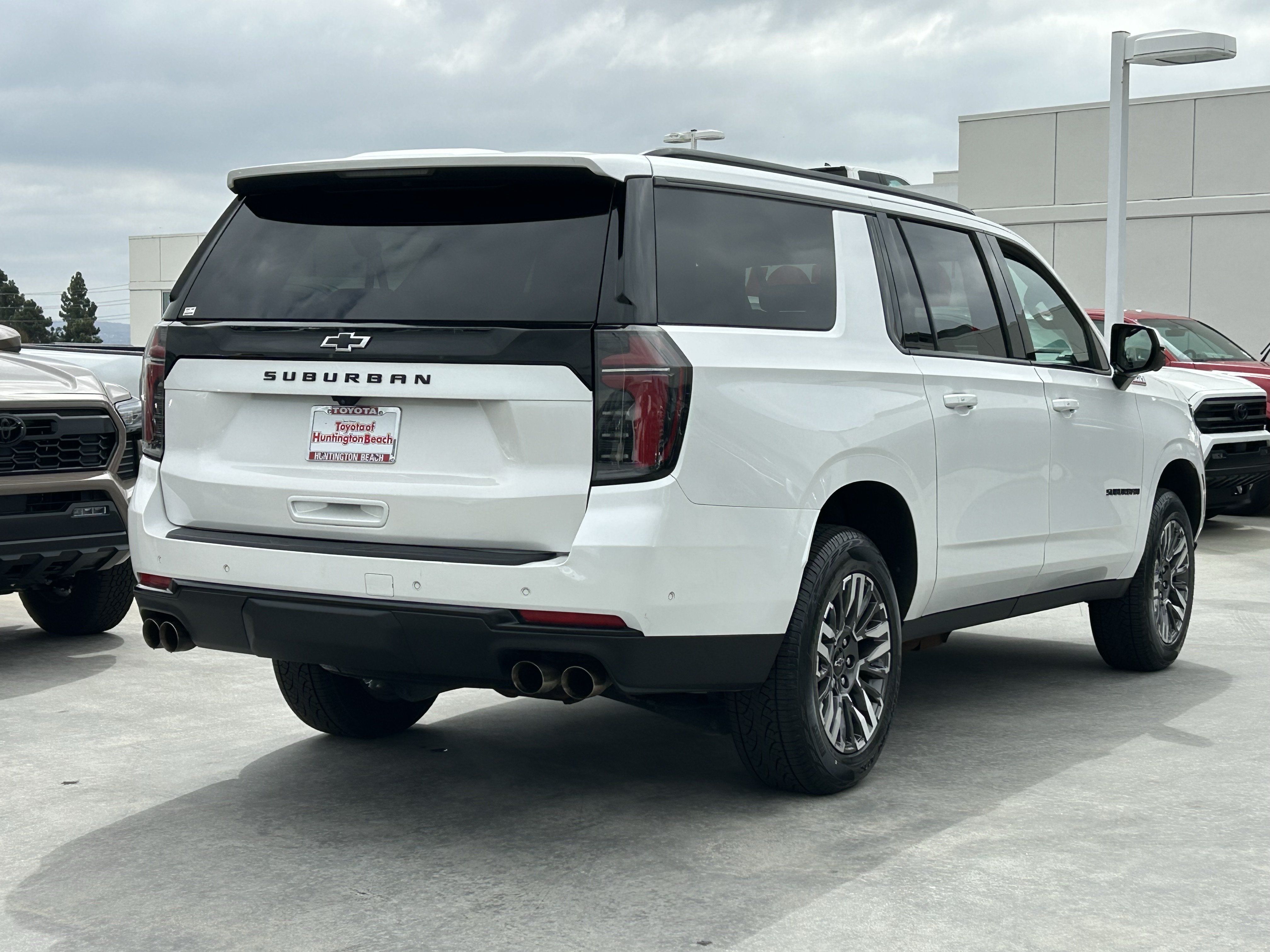 Used 2025 Chevrolet Suburban Z71 AWD/4WD image 3