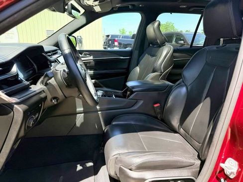 Used 2023 Jeep Grand Cherokee Overland w/ Luxury Tech Group IV AWD/4WD image 20