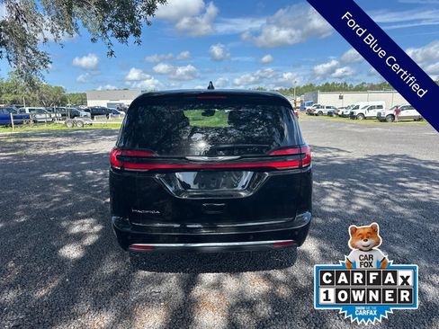 Used 2024 Chrysler Pacifica Touring-L FWD image 5