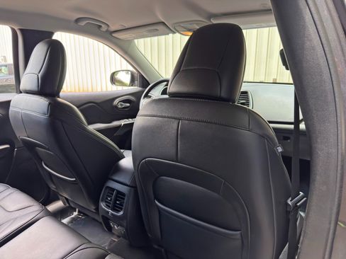 Used 2021 Jeep Cherokee Latitude Lux w/ Comfort/Convenience Group AWD/4WD image 33