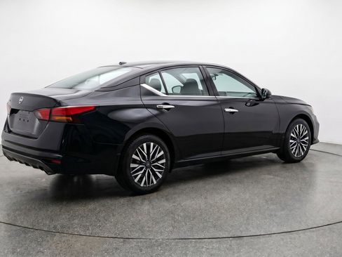 Used 2025 Nissan Altima 2.5 SV FWD image 9