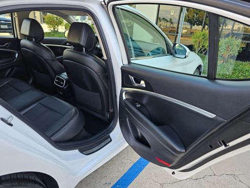 Used 2025 Genesis G70 2.5T image 29