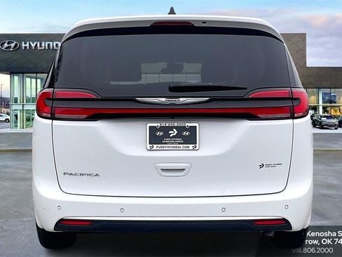 Used 2024 Chrysler Pacifica Touring-L image 4