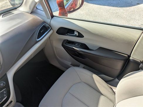 Used 2018 Chrysler Pacifica Touring Plus w/ Tire & Wheel Group image 17