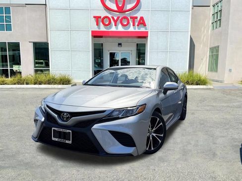 Used 2020 Toyota Camry SE FWD image 3