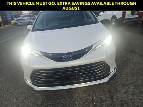Used 2023 Toyota Sienna Limited AWD/4WD image 4