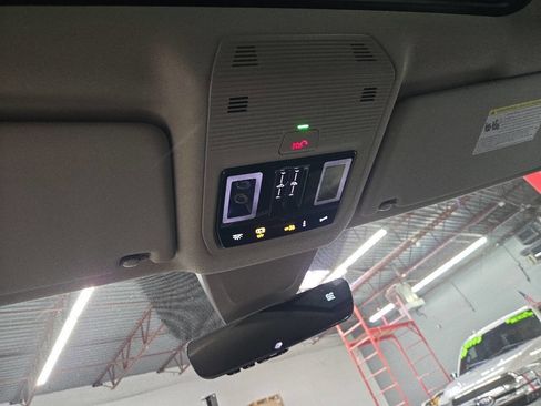 Used 2024 Volkswagen Atlas SE image 19