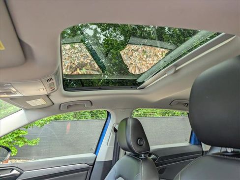 Used 2022 Volkswagen Jetta SE w/ Panoramic Sunroof Package FWD image 27