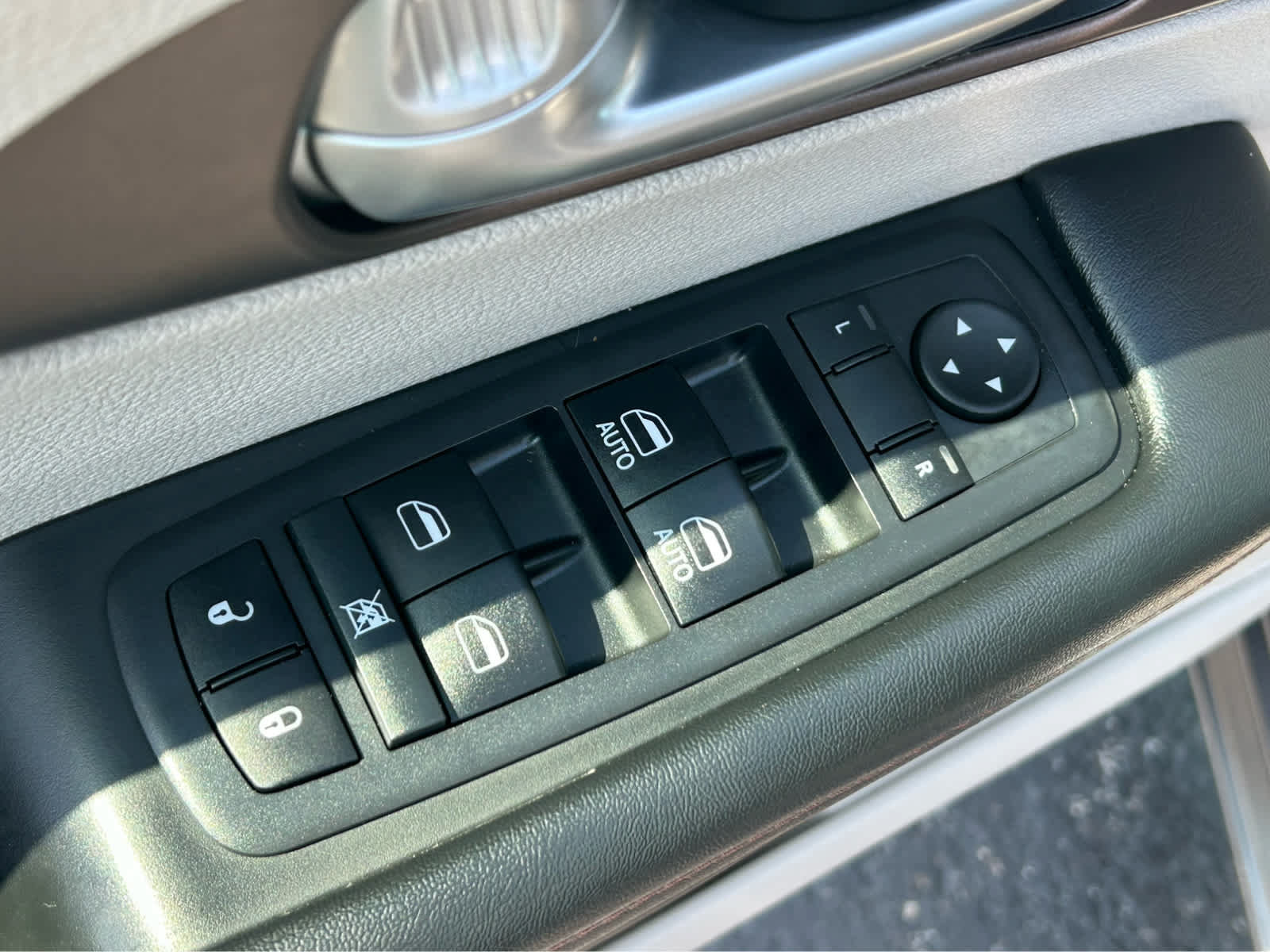 Used 2018 Chrysler Pacifica Touring Plus FWD image 21