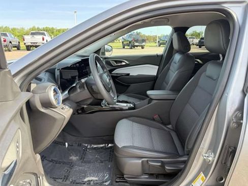 Used 2025 Chevrolet Trax LT FWD image 9