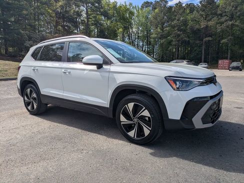 New 2026 Volkswagen Taos SE AWD/4WD image 2