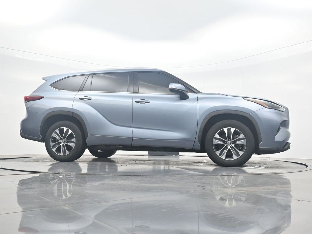 Used 2022 Toyota Highlander XLE FWD image 28