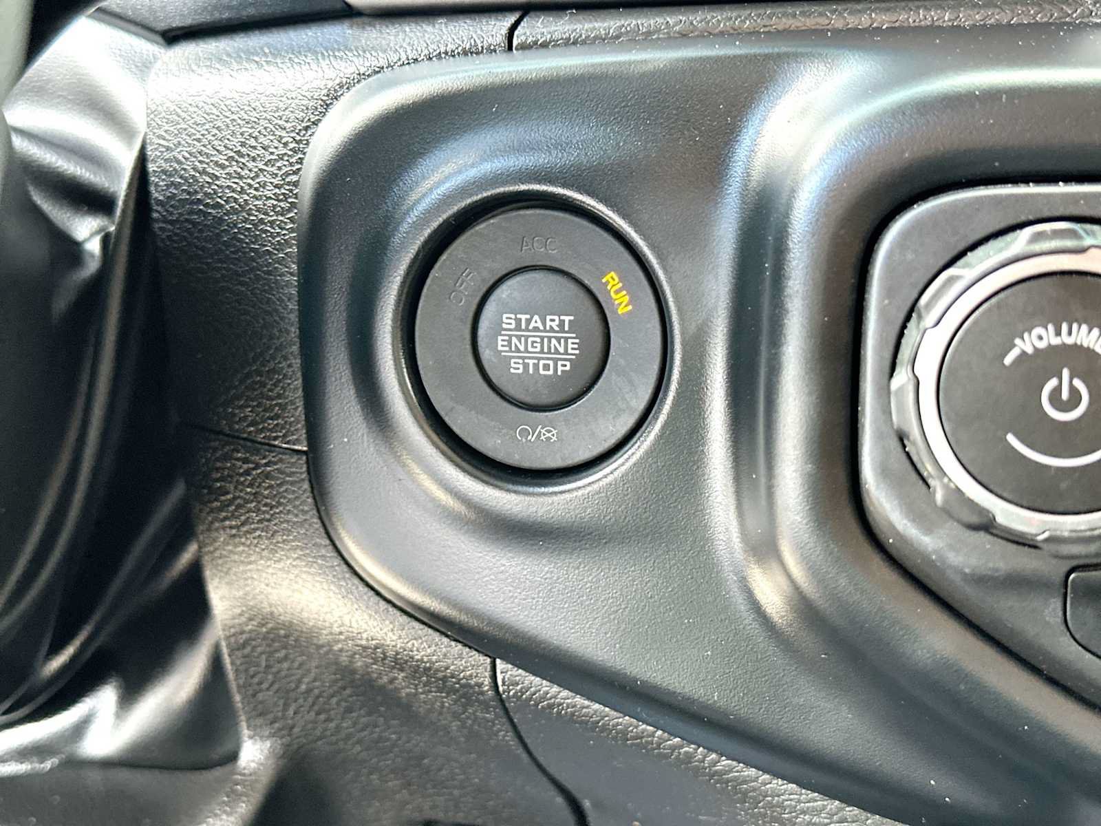 Used 2023 Jeep Gladiator Sport AWD/4WD image 28