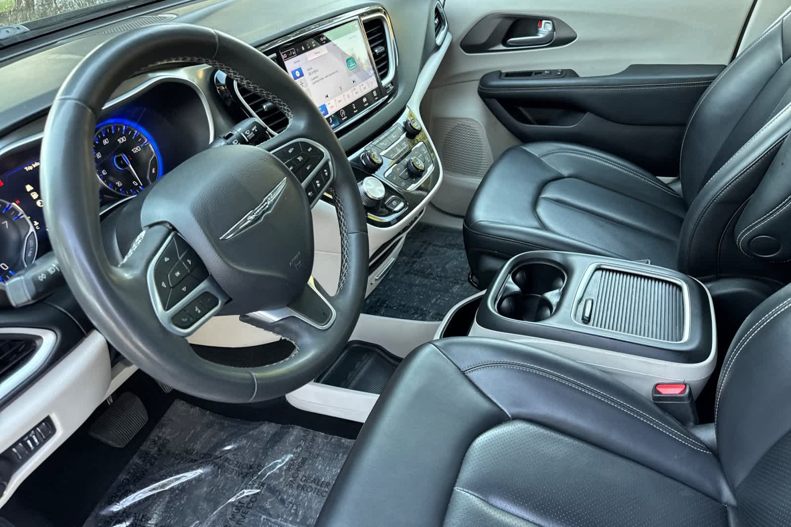 Used 2023 Chrysler Pacifica Touring-L FWD image 11