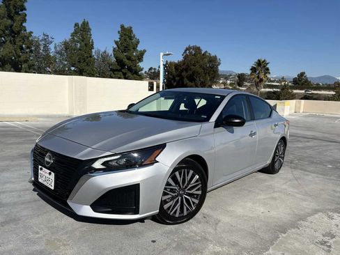Used 2025 Nissan Altima 2.5 SV image 3
