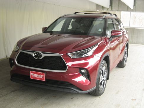 Used 2024 Toyota Highlander XLE image 27