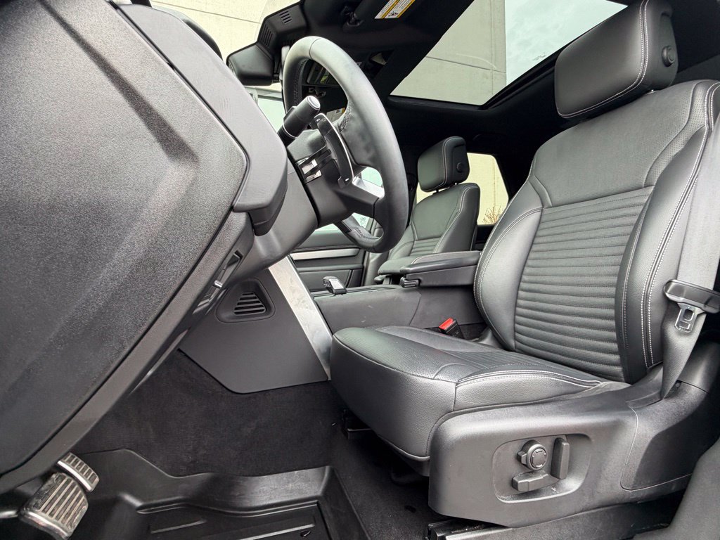 Used 2024 Land Rover Discovery Dynamic SE AWD/4WD image 11