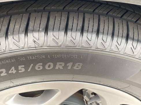 Used 2024 Chrysler Pacifica Limited FWD image 17