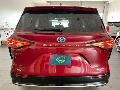 Used 2024 Toyota Sienna Limited AWD/4WD image 4