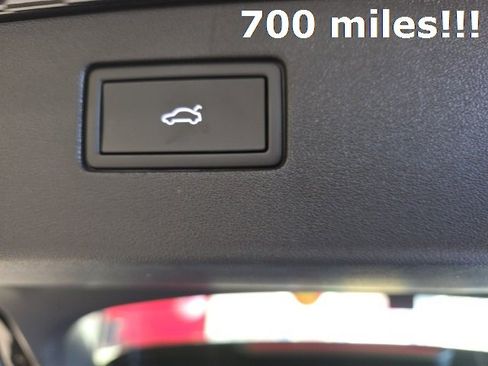 Certified 2025 Volkswagen Tiguan SE image 9