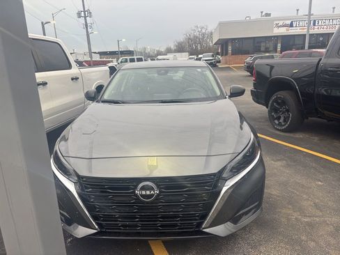 Used 2025 Nissan Altima 2.5 SV image 2