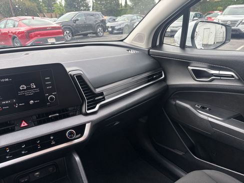 Used 2025 Kia Sportage LX FWD image 34