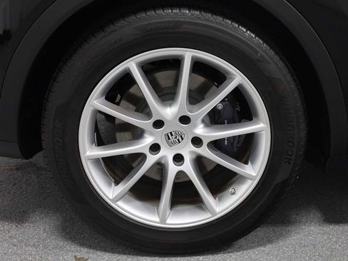 Certified 2024 Porsche Cayenne image 33