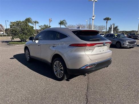 Used 2022 Toyota Venza XLE image 6