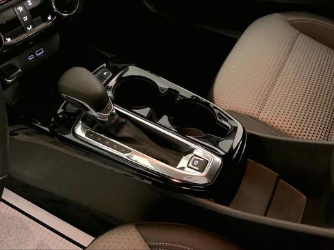 Used 2025 Chevrolet Trax LT w/ LT Convenience Package image 17