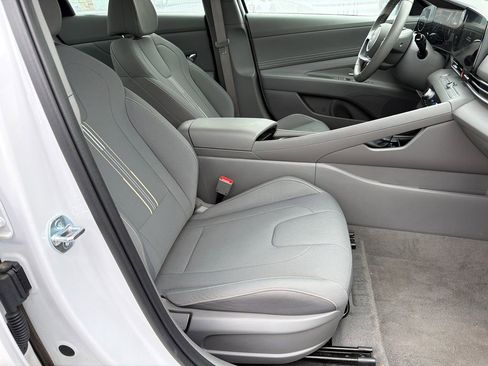 Used 2025 Hyundai Elantra SEL FWD image 13
