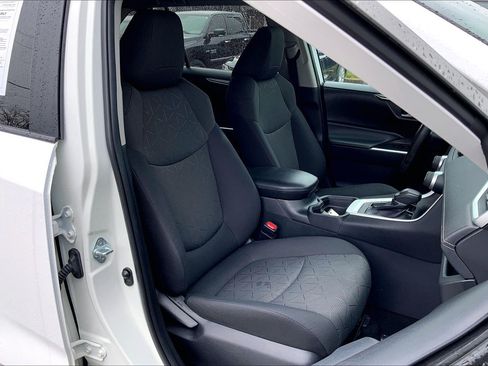 Used 2021 Toyota RAV4 XLE FWD image 9